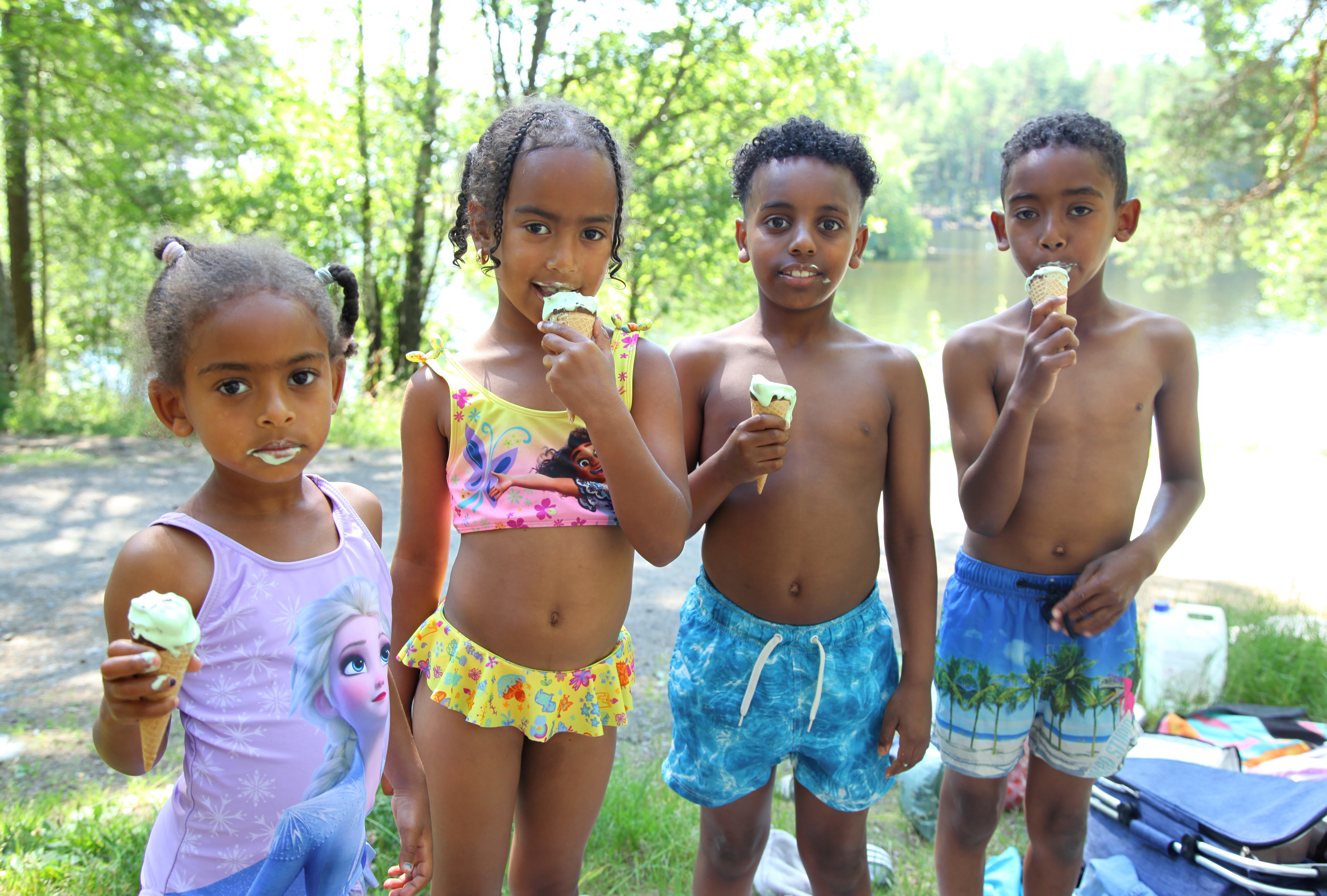 IS SOM AVKJØLING: Yanet (5) (f.v.), Yasan (7), Alex (9) og Yiben kjøler seg ned med hver sin pistasjis. Foto: Rolf E. Wulff.