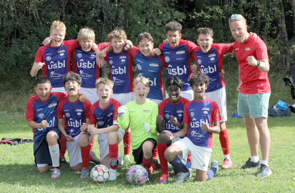 FORNØYD GJENG: Årvolls gutter 13 kunne slippe jubelen løs etter seieren over Skånevik.