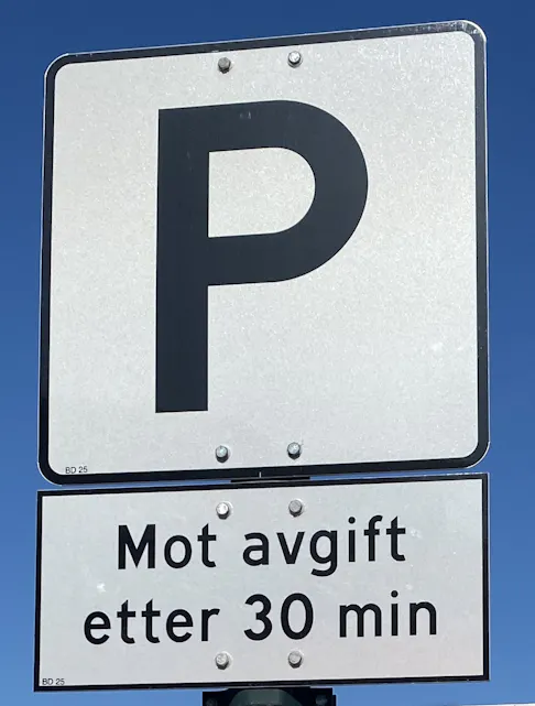 PRIVAT SKILTING: Private parkeringsområder vil ha hvitt skilt med sort skrift. Parkerer du på offentlig parkering, vil skiltet være blått med hvit skrift. (Foto: Halgeir Jansen/Statens vegvesen).