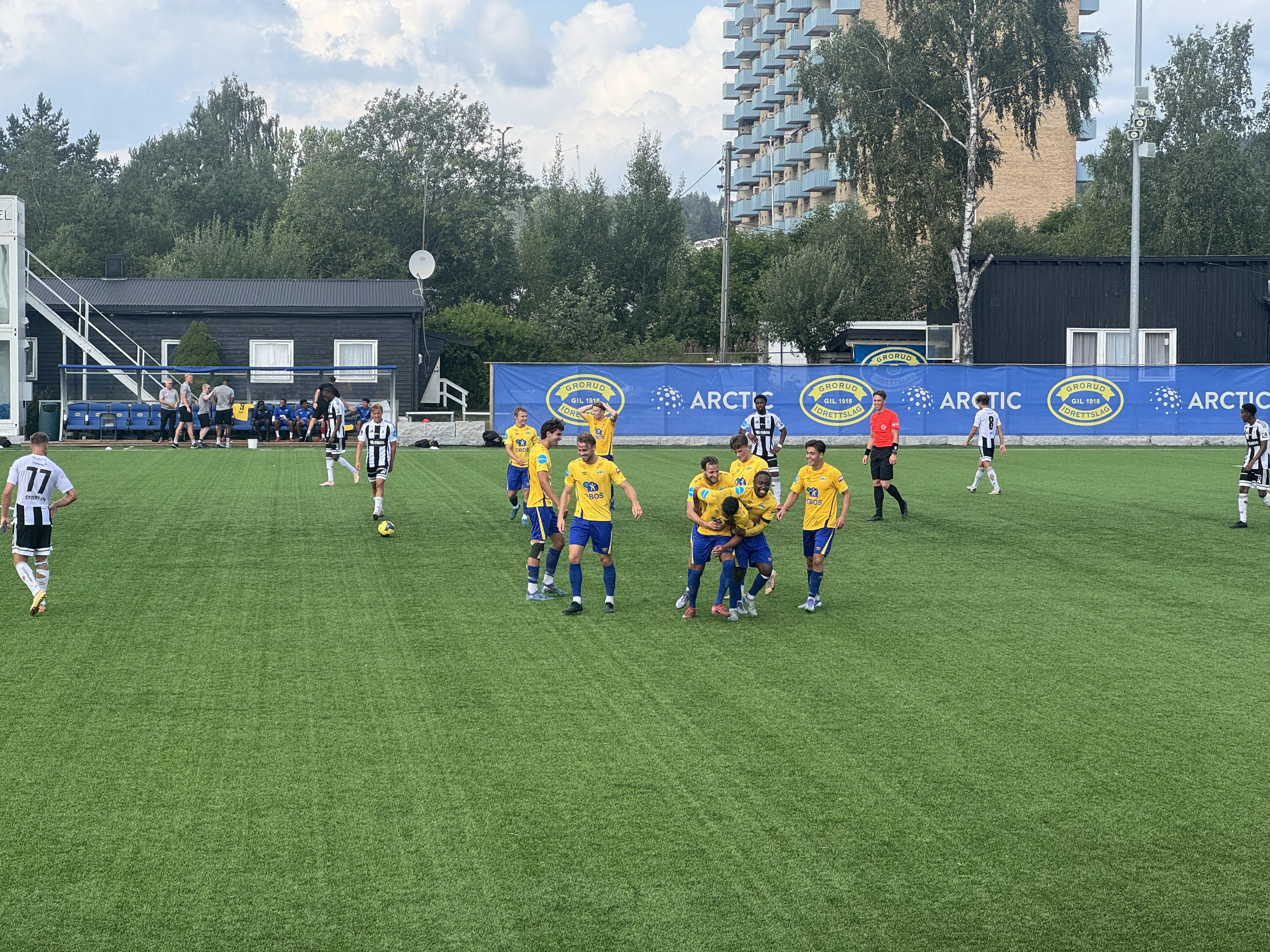 TRYLLEKUNSTNER: Mohammed Mahnin får ros og klem av gutta etter en magisk scoring. 