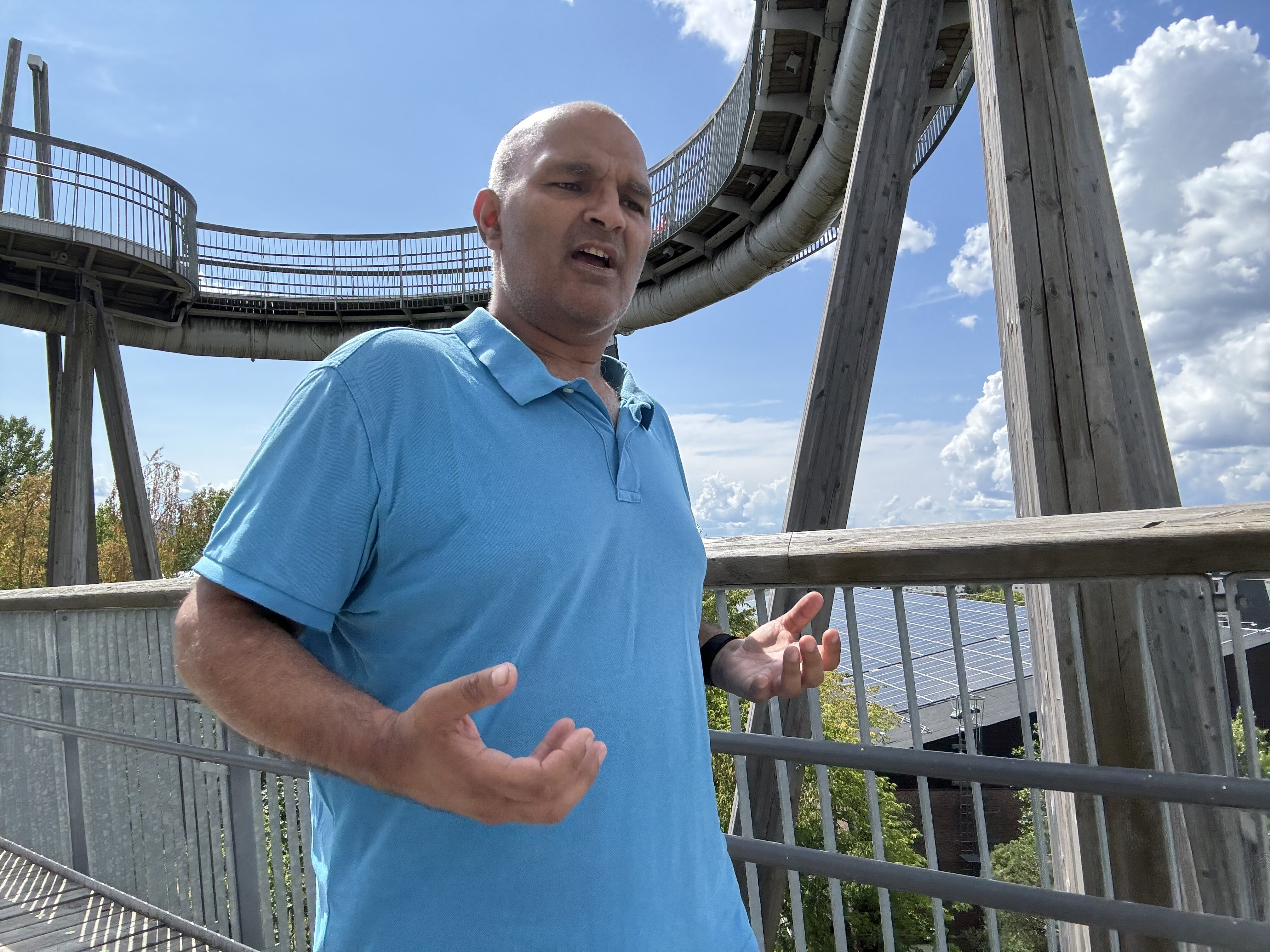 DET HASTER: Rashid Nawaz mener Bymiljøetaten må komme på banen snarest. Etaten skriver at de planlegger reparasjoner, men dato er ikke bestemt.