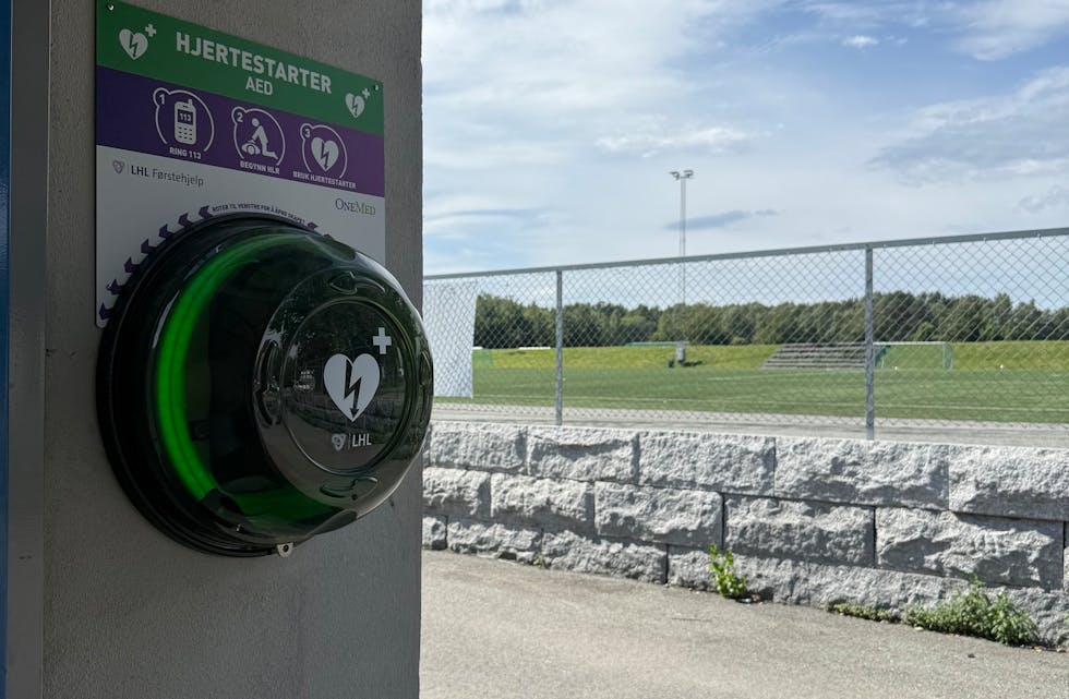 STUBBERUD: En av de nye hjertestarterne som nå er tilgjengelig ved idrettsparker i Oslo – plassert synlig og klar til bruk ved akutte situasjoner.