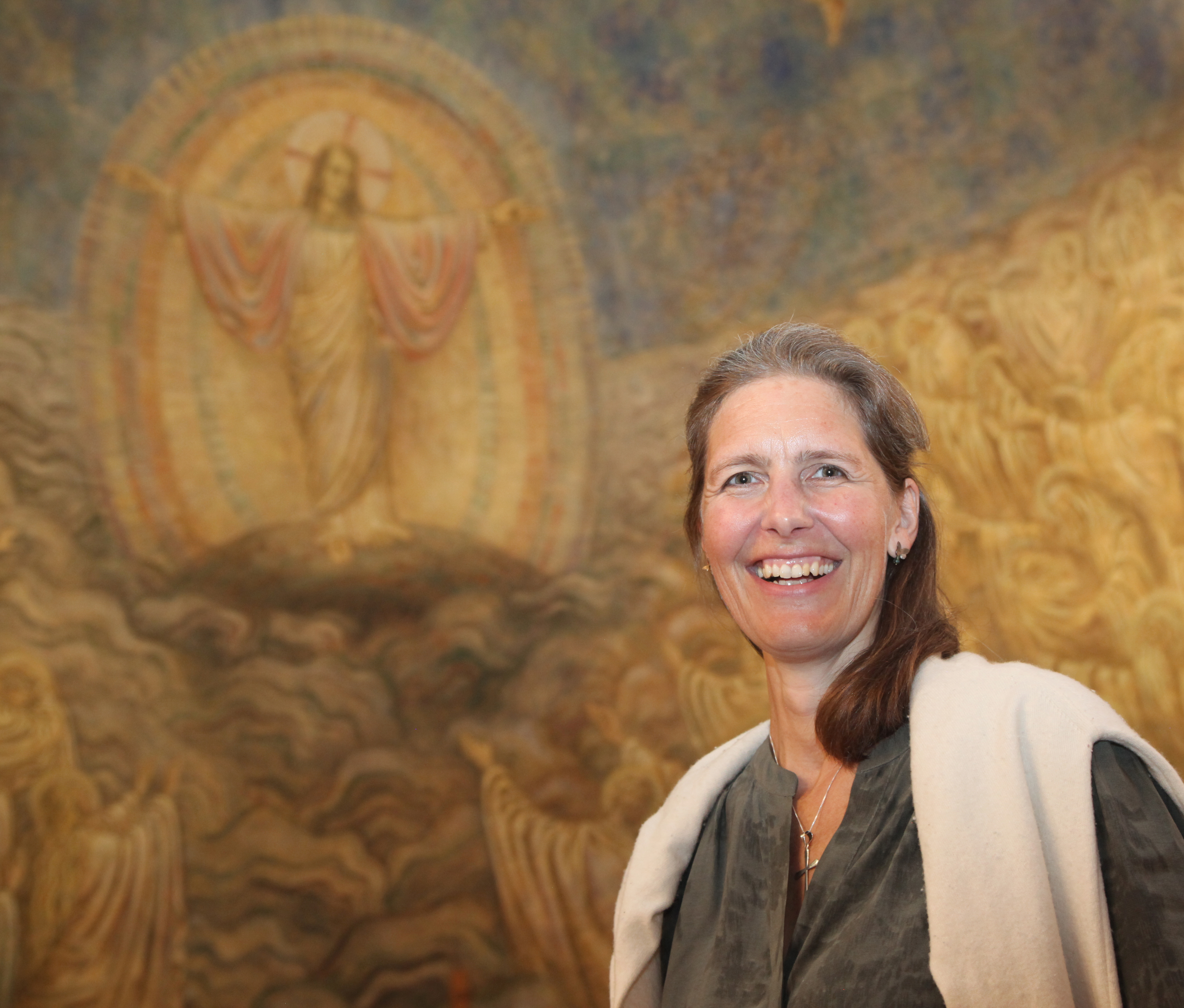 ØNSKER VELKOMMEN: Prest Tone Marie Falch håper at så mange som mulig tar veien til Grorud kirke kommende torsdag for å vise støtte og solidaritet til befolkningen i Gaza. Kirkens klokker vil ringe slik de vil ringe i samtlige av landets domkirker.