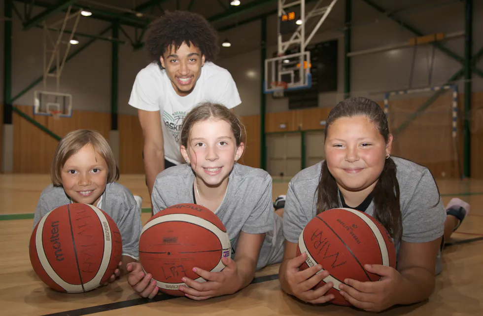 KOSTE SEG: Jenny (9), Lea (10) og Mira (9) hadde fine dager under jentebasketcampen i Apaløkkahallen, og de satte spesiell pris på å ha instruktør Ethan Nyhus til å veilede dem. Lea på sin side satser på å bli bedre enn det pappa og tidligere BLNO-spiller Jarl Kristian Jespersen var.