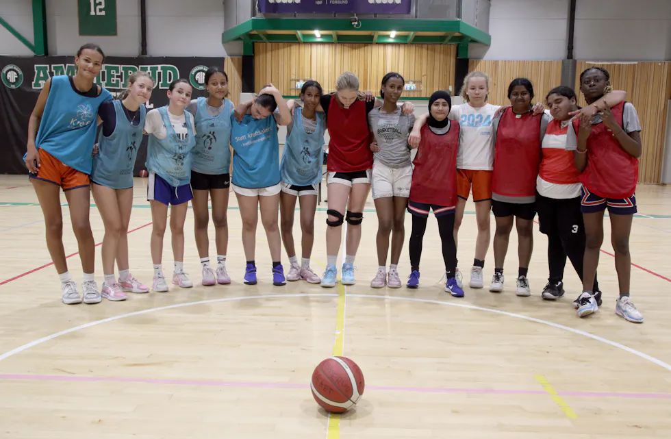LÆRTE MYE: Det var ikke bare basket som stod på programmet for disse jentene. Det å kombinere idrett, skole og plikter hjemme var også med på dagsordenen.