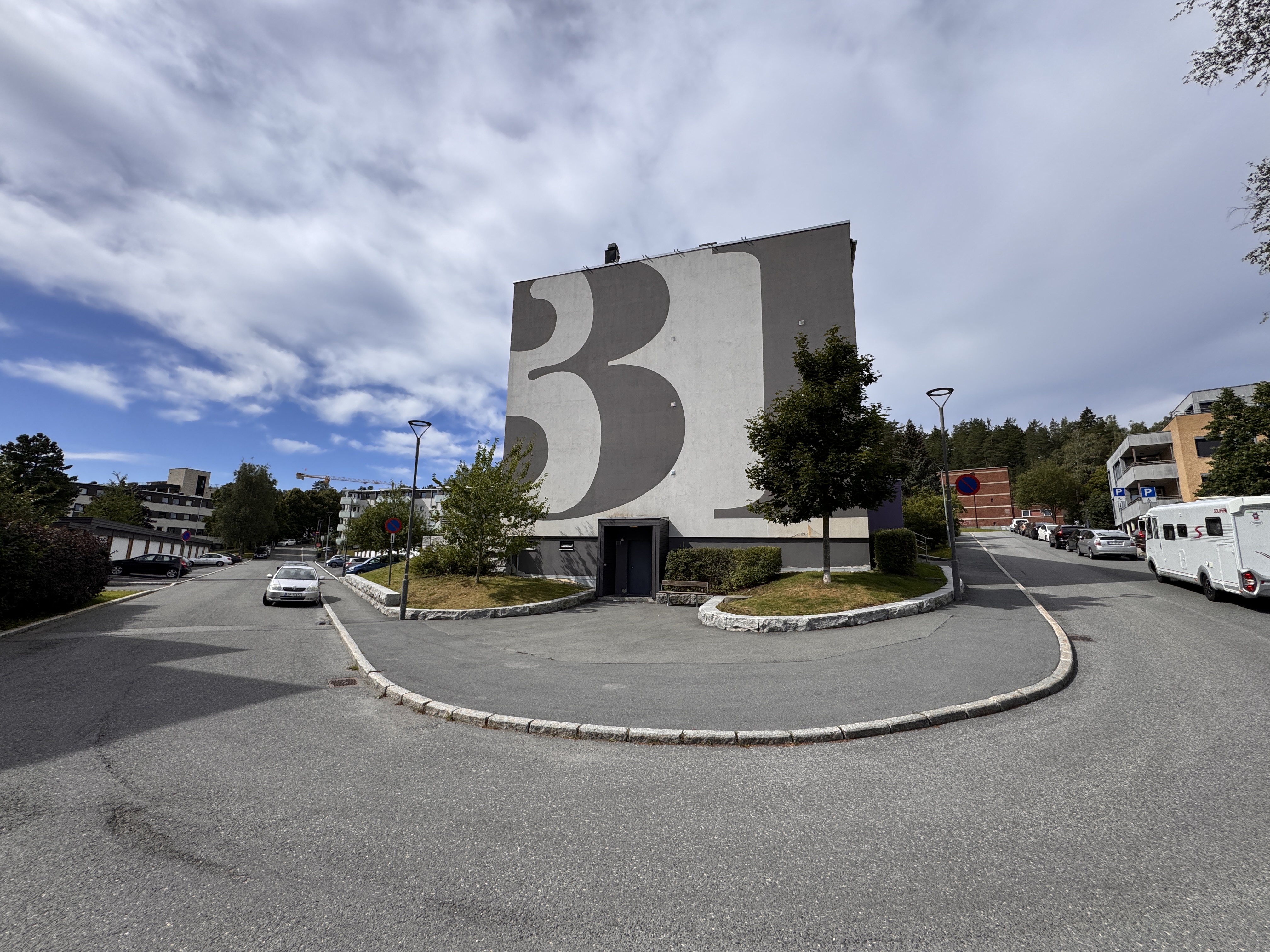 SVINGEN VED 31: Den aktuelle parkeringssonen ligger i denne svingen, foran blokk 31, som ligge rmidt i borettslaget. 