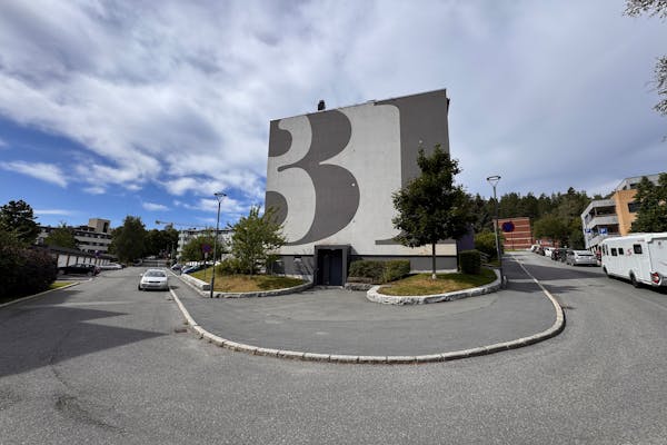 SVINGEN VED 31: Den aktuelle parkeringssonen ligger i denne svingen, foran blokk 31, som ligge rmidt i borettslaget.