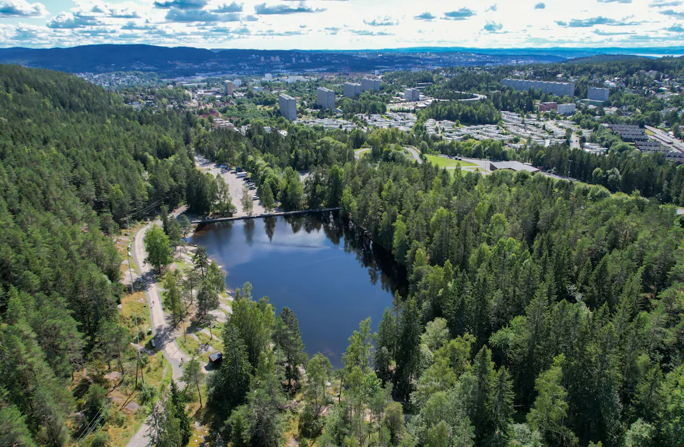 Her skal det skje lørdag 23. august fra klokka 12. Lokalavisen, den lokale svømmeklubben og speidergruppa på Romsås inviterer til svømme- og aktivitetsdag. Med seg har arrangørene svømmeforbundet, bydelsadministrasjonen, orienteringslaget og skiklubben - og herlige Líf Laga med den legendariske eplemosten. Vi skal svømme, kaste dart, padle kanoer, spise kaker, drikke eplemost, vinne premier og kose oss som bare det. Velkommen til alle!