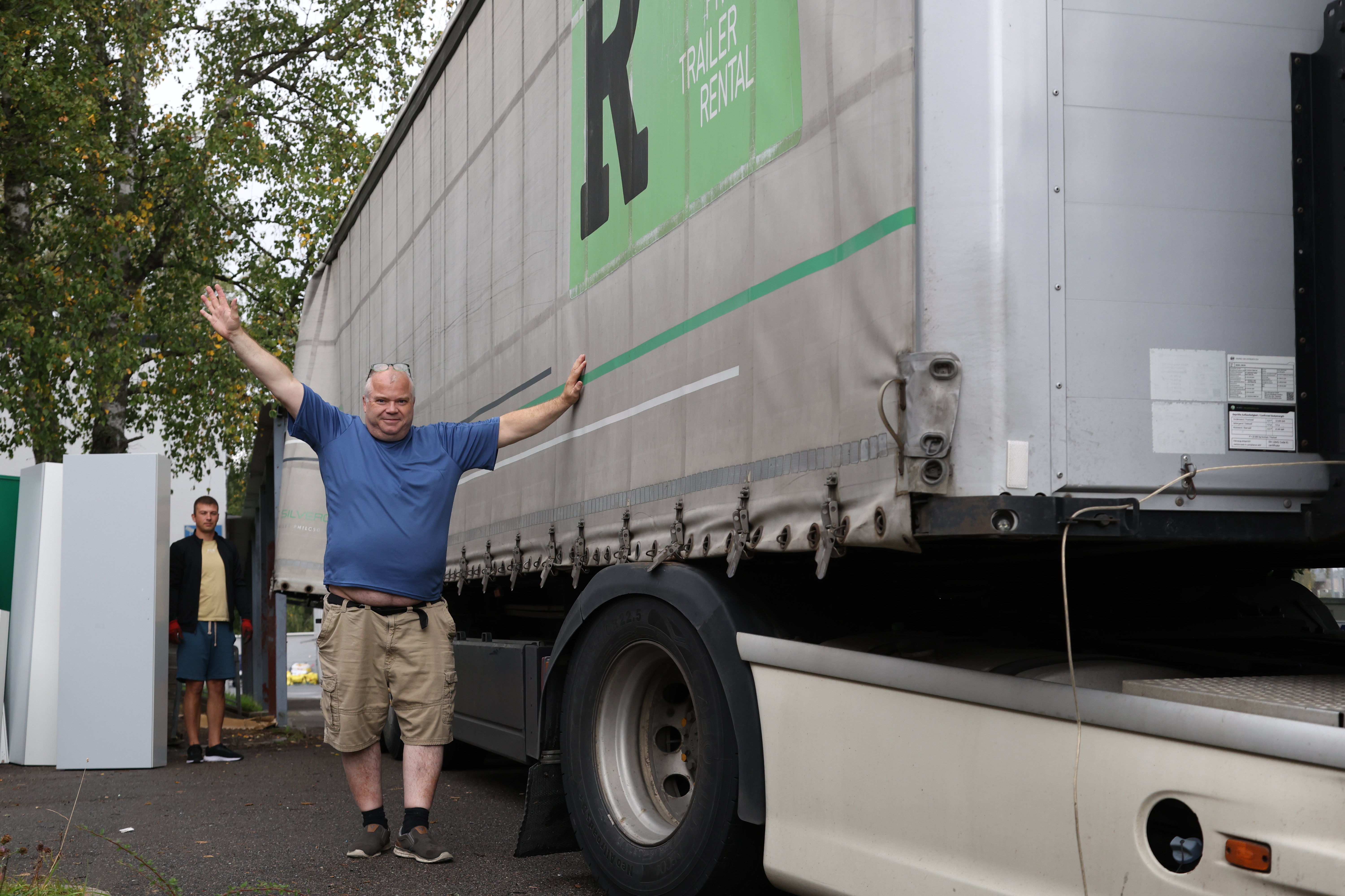 Vegard Hvem Skjefstad står ved siden av det store kjøretøyet som skal frakte alle ting som flyktningene fra Ukraina får ta med seg fra Ellingsrudåsen skole.