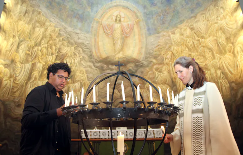 VIKTIG LYSTENNING: Kirketjener Marcus Bjørnstad og prest Tone Marie Falch i Grorud menighet har allerede gjort klart for lystenning i Grorud kirke.