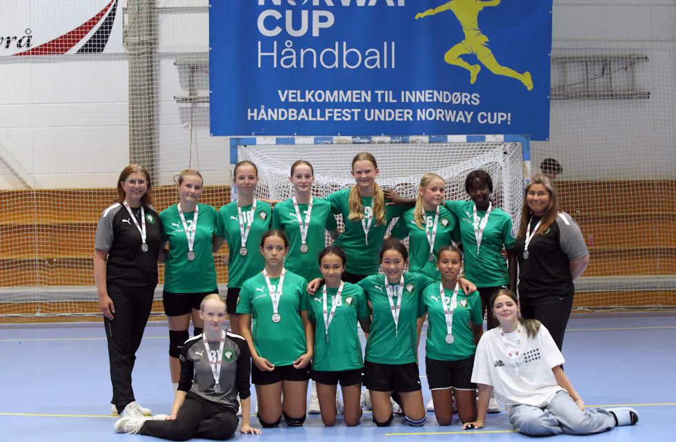 Tross skuffelsen av å tape i finalen kunne HSIL/Ammerud J2010/11 smile bredt etter en uventet sølvmedalje i Norway Cup. Foto: Rolf E. Wulff.