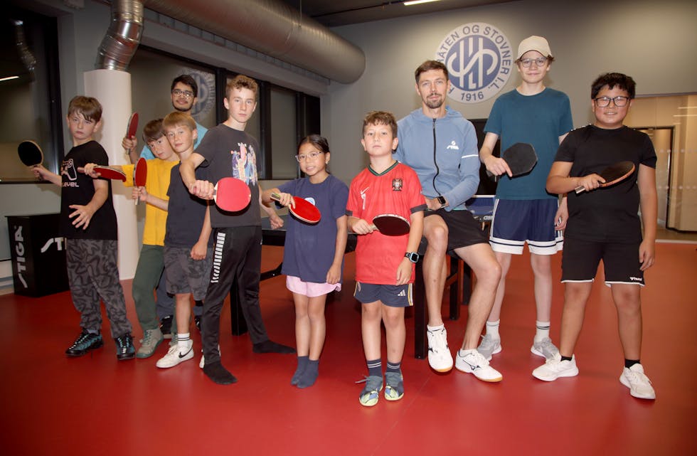 POPULÆR IDRETT: Bordtennis er det nyeste medlemmet av HSIL sin idrettsfamilie. Den latviske landslagsspilleren Arturs Reinholds (sittende) er trener og drivkraften bak klubbens satsing på en av verdens største idrettsgrener. I sommer har det vært egen bordtenniscamp i det flotte bordtennisanlegget i Idrettens hus Nordbyen.