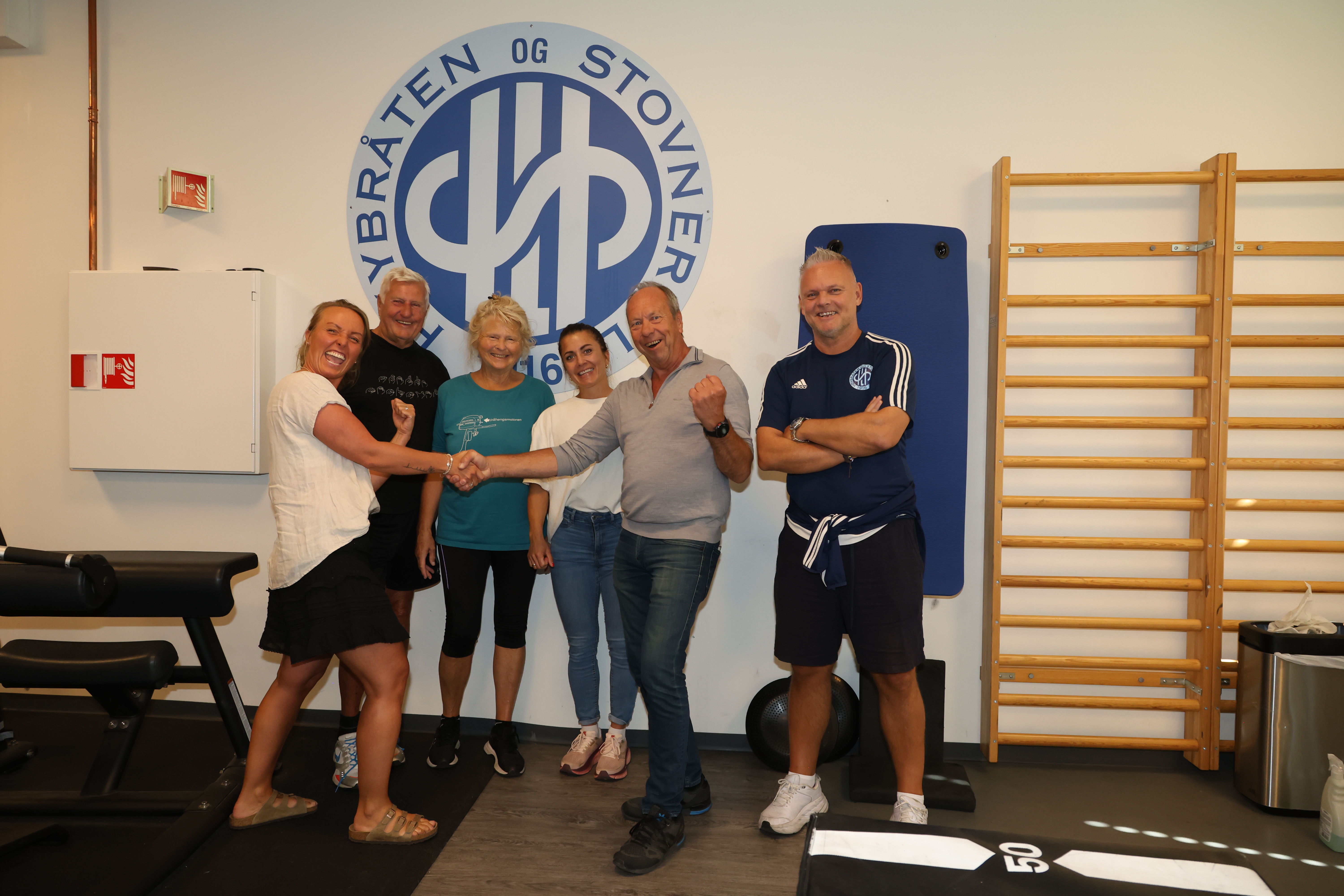 VIKTIG HÅNDTRYKK: Her «shaker» Lene Holm fra Oslo idrettskrets og Jon Schmidt hender for gjenopplivingen og fortsettelsen av et fruktbart samarbeid. 