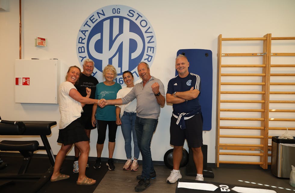 VIKTIG HÅNDTRYKK: Her «shaker» Lene Holm fra Oslo idrettskrets og Jon Schmidt hender for gjenopplivingen og fortsettelsen av et fruktbart samarbeid.