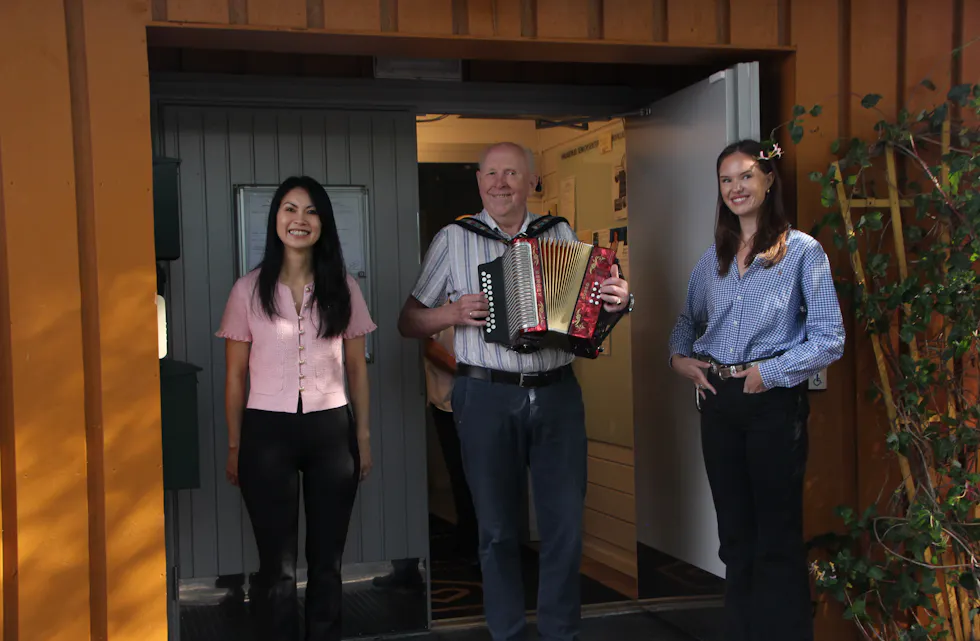 VELKOMSTKOMITÉ: Besøket på Haugerud seniorsenter ble ønsket velkommen med trekkspillmelodi.