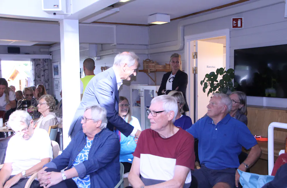 STASELIG BESØK: Statsminister Jonas Gahr Støre (Ap) tok en god runde rundt i lokalet for å hilse på brukerne på det han selv sier er et av landets beste seniorsentre.