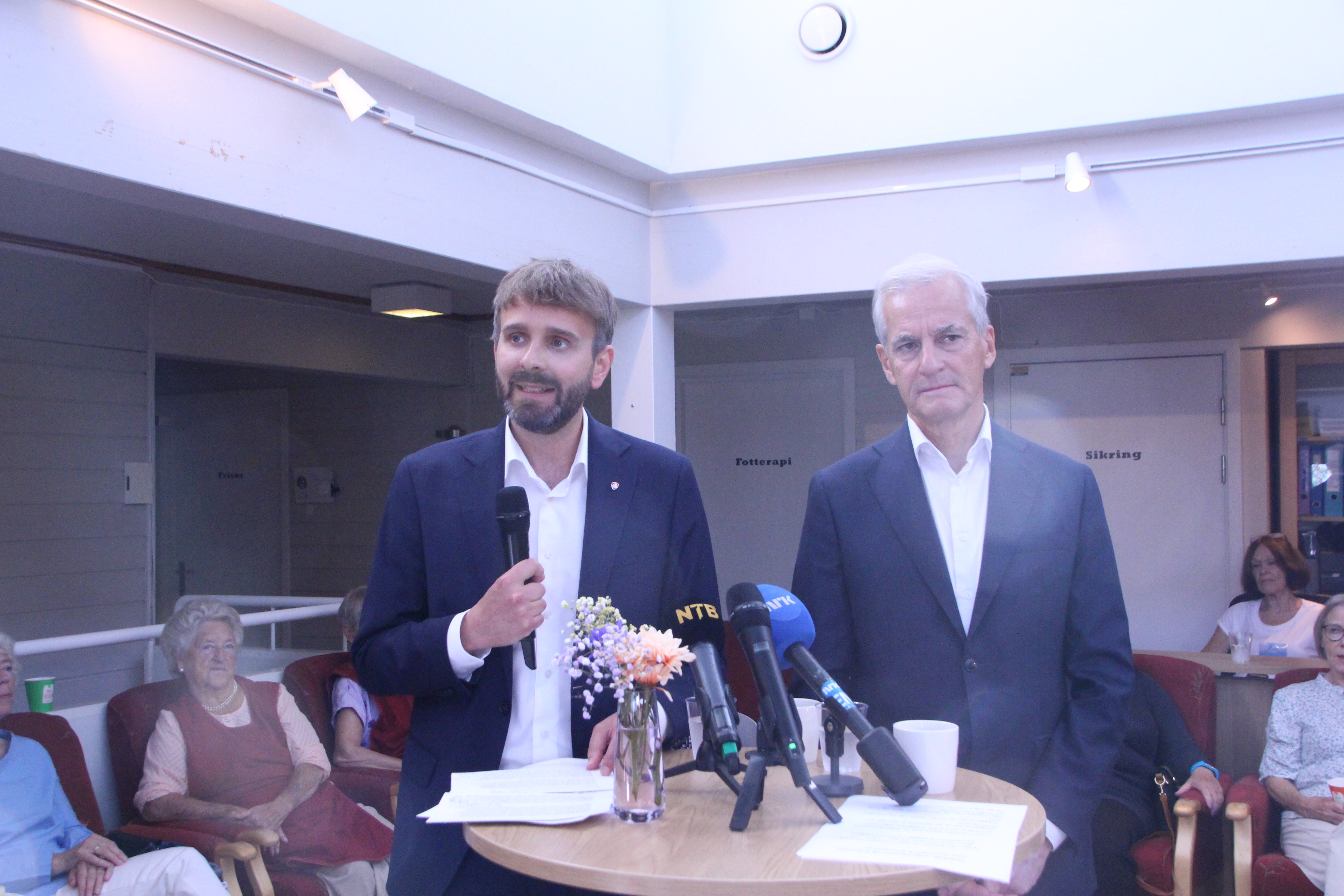 DE ELDRE SIN TUR: Helseminister Jan Christian Vestre (Ap, t.v.) og statsminister Jonas Gahr Støre (Ap) tok turen til Haugerud seniorsenter for å lansere sine tiltak for å møte den økende andelen eldre i samfunnet.