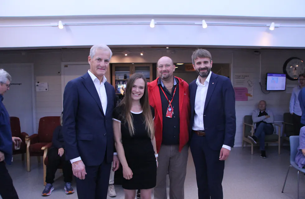 BLID GJENG: Statsminister Jonas Gahr Støre (Ap, f.v.), BU-leder i Bydel Alna, Mari Morken (Ap), klubbleder for pleie og omsorg i Bydel Alna, Steffen Schei, og helseminister Jan Christian Vestre (Ap) er godt fornøyd med de nye tiltakene.