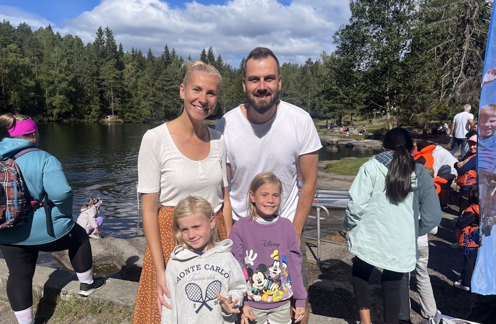 BLIDE FJES: Overalt var det blide fjes og se. Svømmedagen ble en suksess – både for store og små.