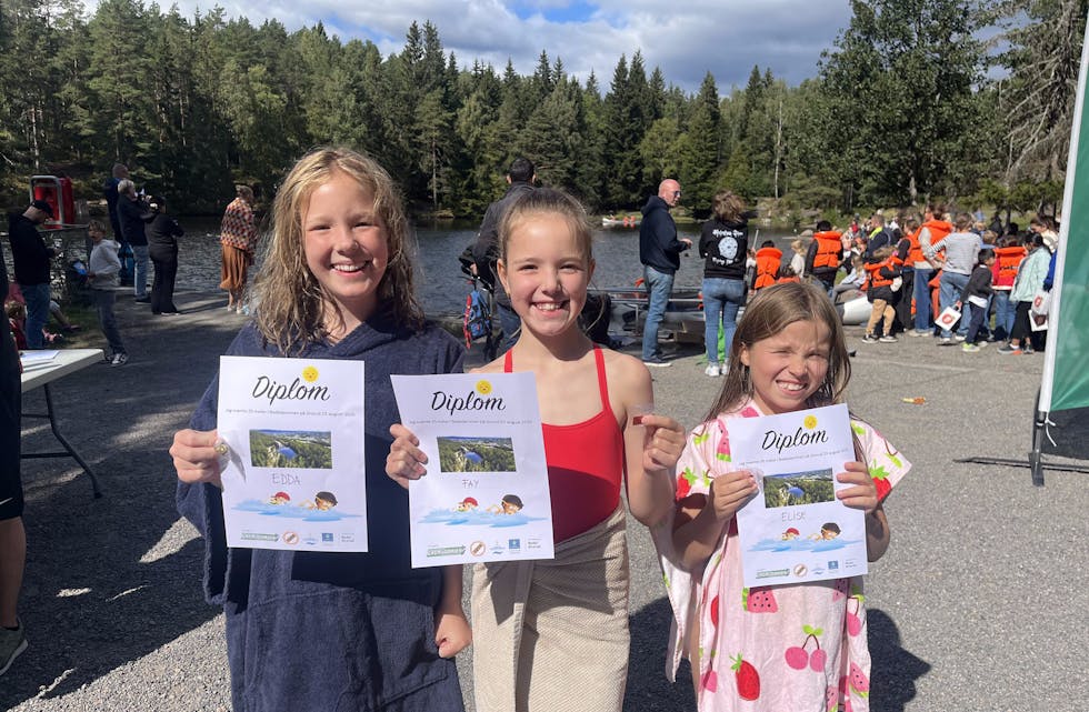 Edda (12) (f.v), Fay (9) og Elise (9) var storfornøyde etter å ha mottatt sine diplomer.
