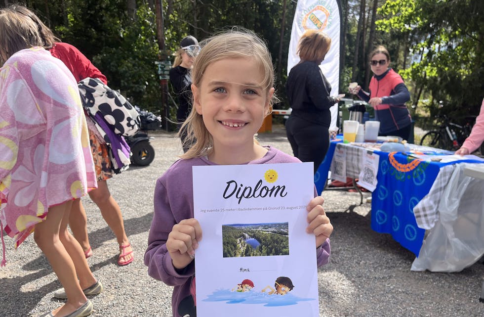 MESTRINGSFØLELSE: Etter litt nøling i forkant, hoppet Alma (7) uti og tok svømmeknappen med glans – her viser hun stolt fram diplomet sitt.