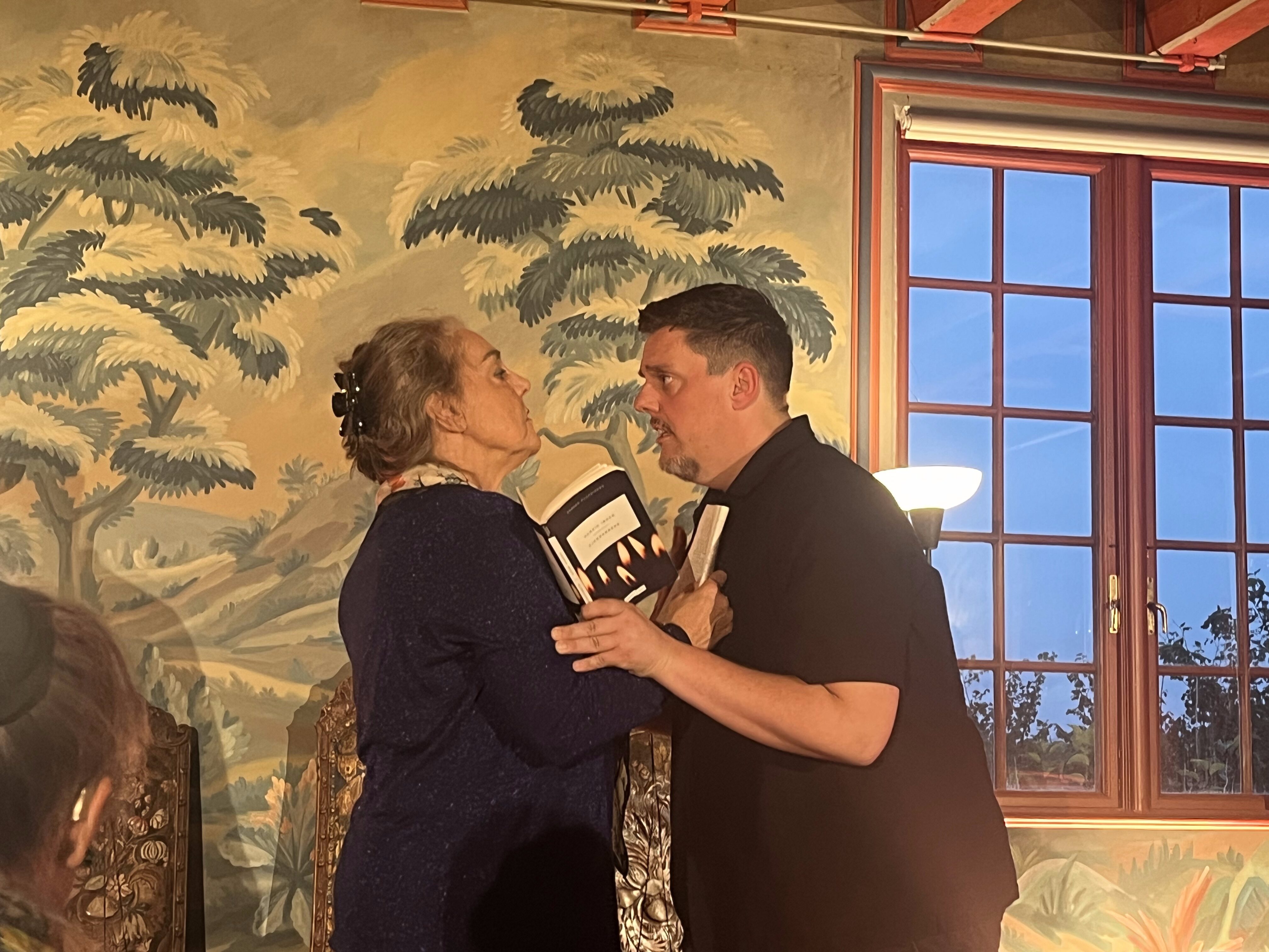 DRAMATISK: Med Lillibeth Lunde som fru Alving og bohemen Osvald, spilt av Rolf Tommy Næss, sørget de for en elektrisk oppvisning i følelser og dramatikk. Her i den intense sluttscenen.