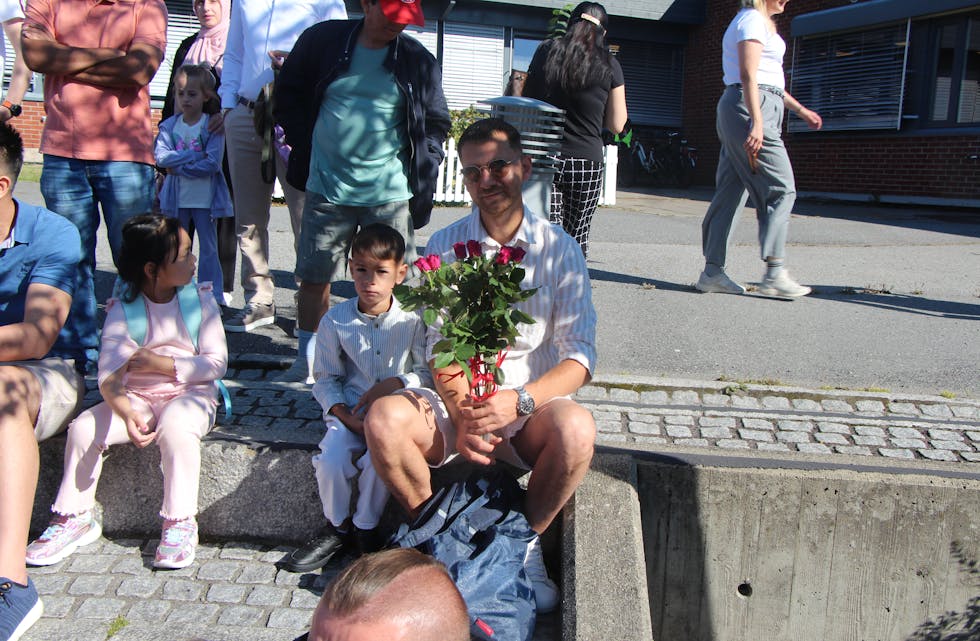 FØRSTE SKOLEDAG: Kenan Shenol sammen med faren Shebanov. Med seg hadde de en bukett roser til lærere og rektor.