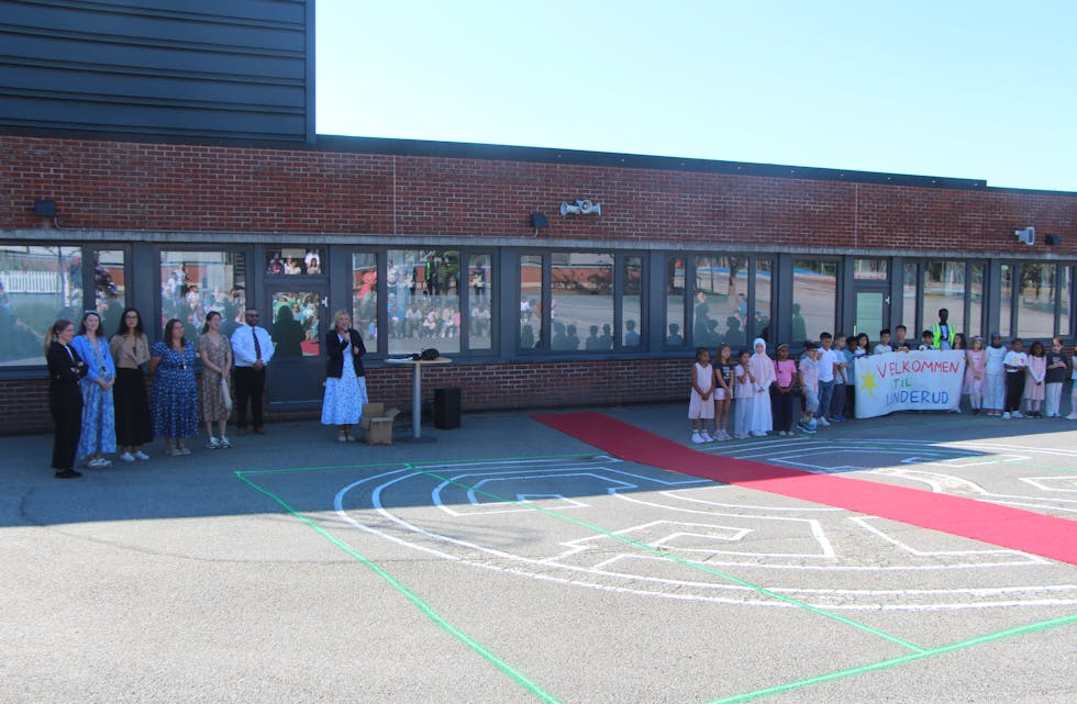 RØD LØPER: Lærere og skoleledelsen sto klare foran inngangen, mens de nye førsteklassingene ble ønsket velkommen.