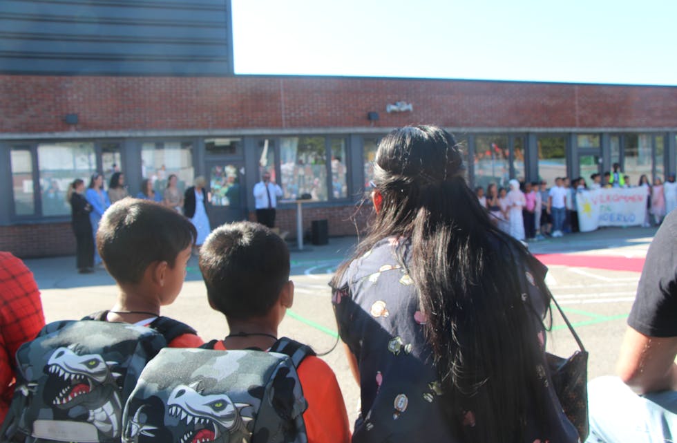 SPENTE BLIKK: Elever og foreldre fulgte nøye med under markeringen på skoleplassen.