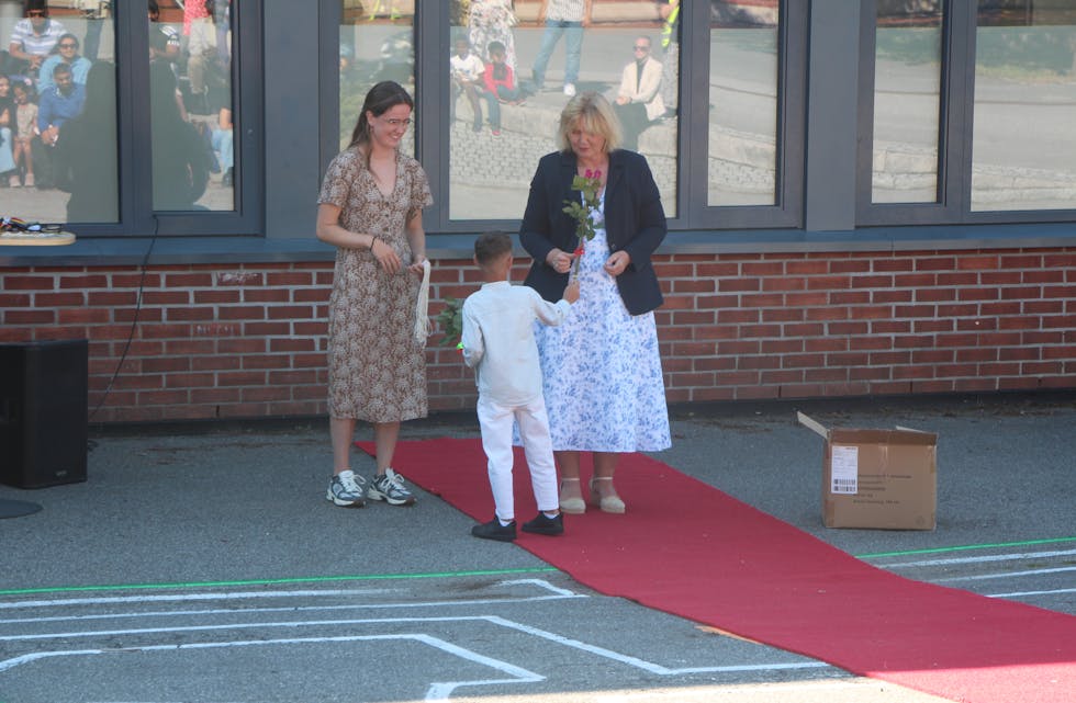 UNG SJARMØR: Kenan gir blomster til overgangslærer Malin Margrethe Granseth og rektor Ingse Retterholt Eckhoff.