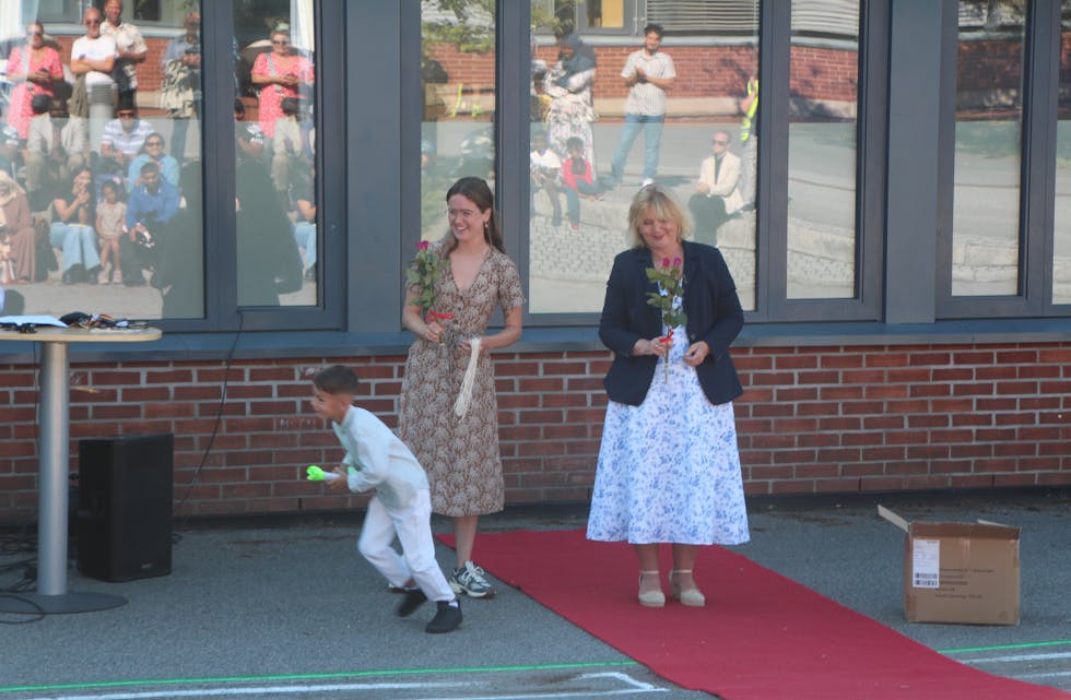 MEN SJENERT: Selv om han tydelig begeistret overgangslæreren og rektoren, var Kenan rask med å snu på hælen etter overrekkelsen.