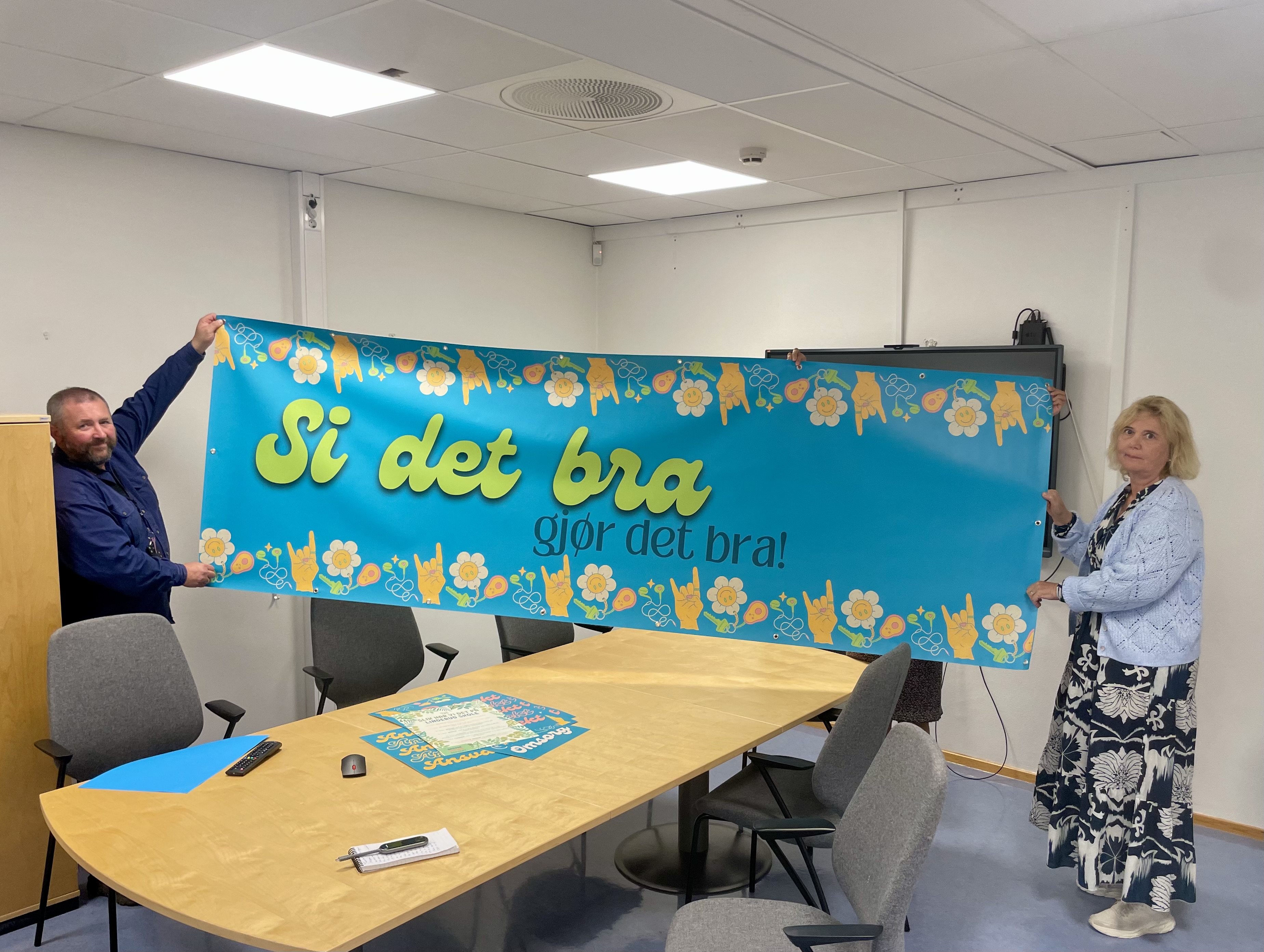 BANNER MED SLAGORD: Dette banneret vil henge i skolegården ved skolestart, med slagordene for språk- og holdningkampanjen. 