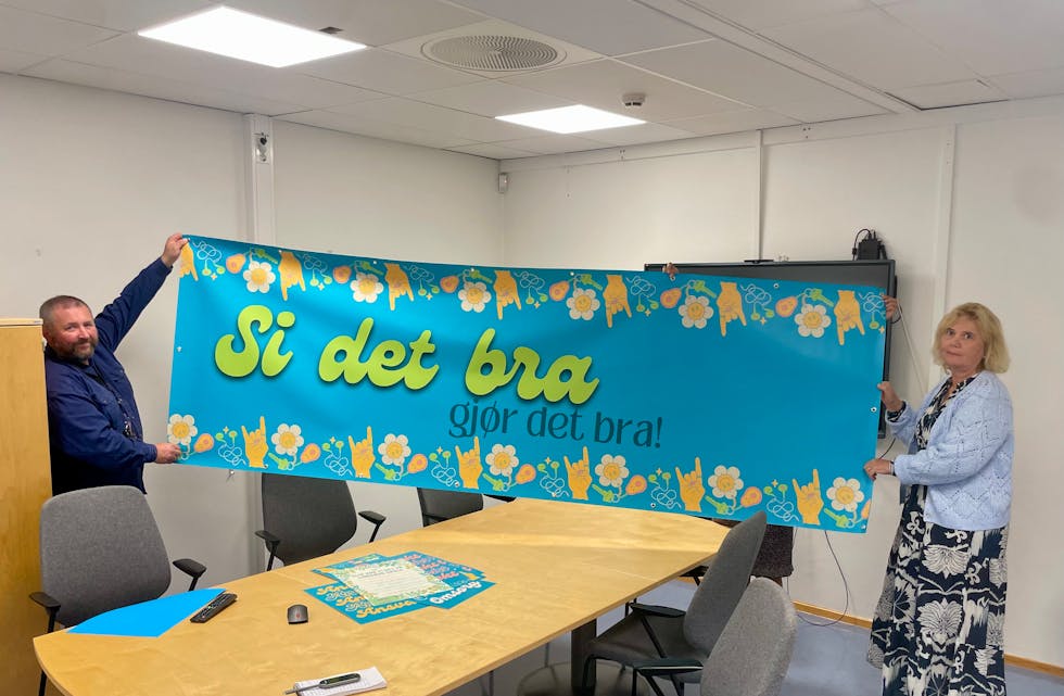 BANNER MED SLAGORD: Dette banneret vil henge i skolegården ved skolestart, med slagordene for språk- og holdningkampanjen.