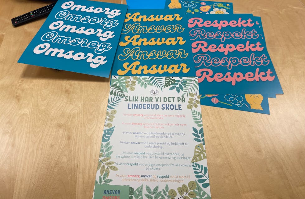 PLAKATER MED For å minne elevene på kampanjen har skolen laget store bannere og dekorasjoner som skal henge synlig i skolebygget.