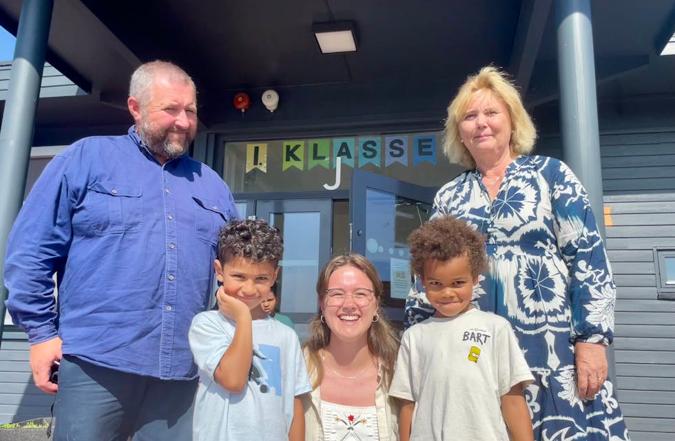 KLARE FOR SKOLESTART: Fra venstre: assisterende rektor Lars Corneliussen, Noah Al Hashem, overgangslærer Malin Margrethe Granseth, Paa Tee Ivar Havstein Glover og rektor Ingse Retterholt Eckhoff foran førsteklassingenes inngang.