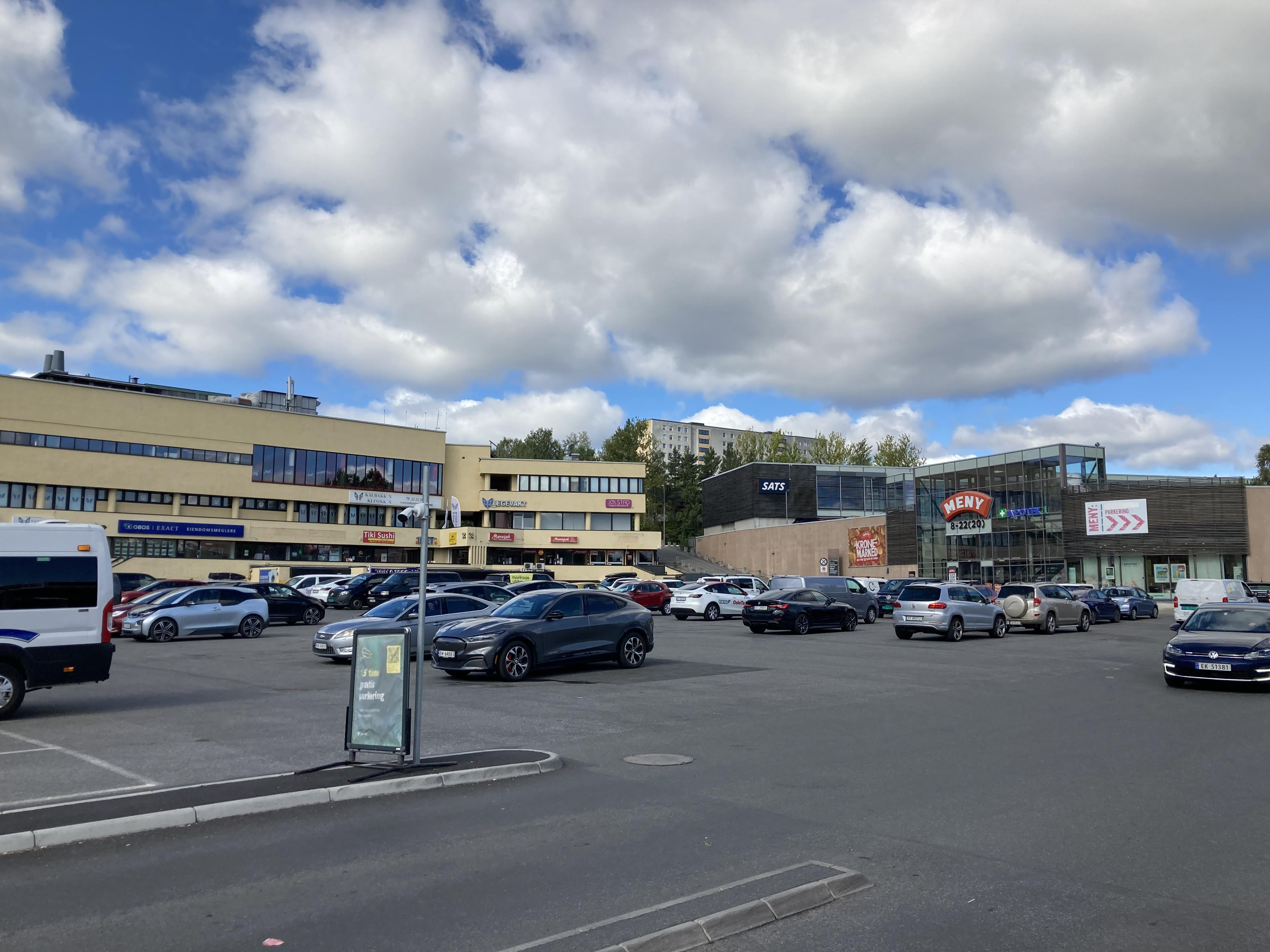 Denne parkeringsplassen er snart historie. Her kommer det antakelig 190 nye blokkleiligheter – hvis planene godkjennes i nåværende form.