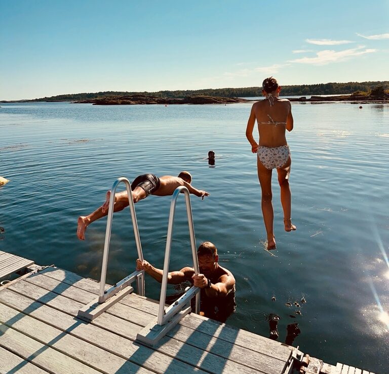 LEKEN SOMMER: Kari Lund Ellingsen har tatt siste «ukens bilde» i fotokonkurransen, og med det legger vi sommeren bak oss med et blinkskudd fra Tjøme som viser Øystein, Sigurd (13) og Oda (10 ) nyte høye temperaturer både på land og i vann –  rett og slett norsk sommer på sitt beste. 