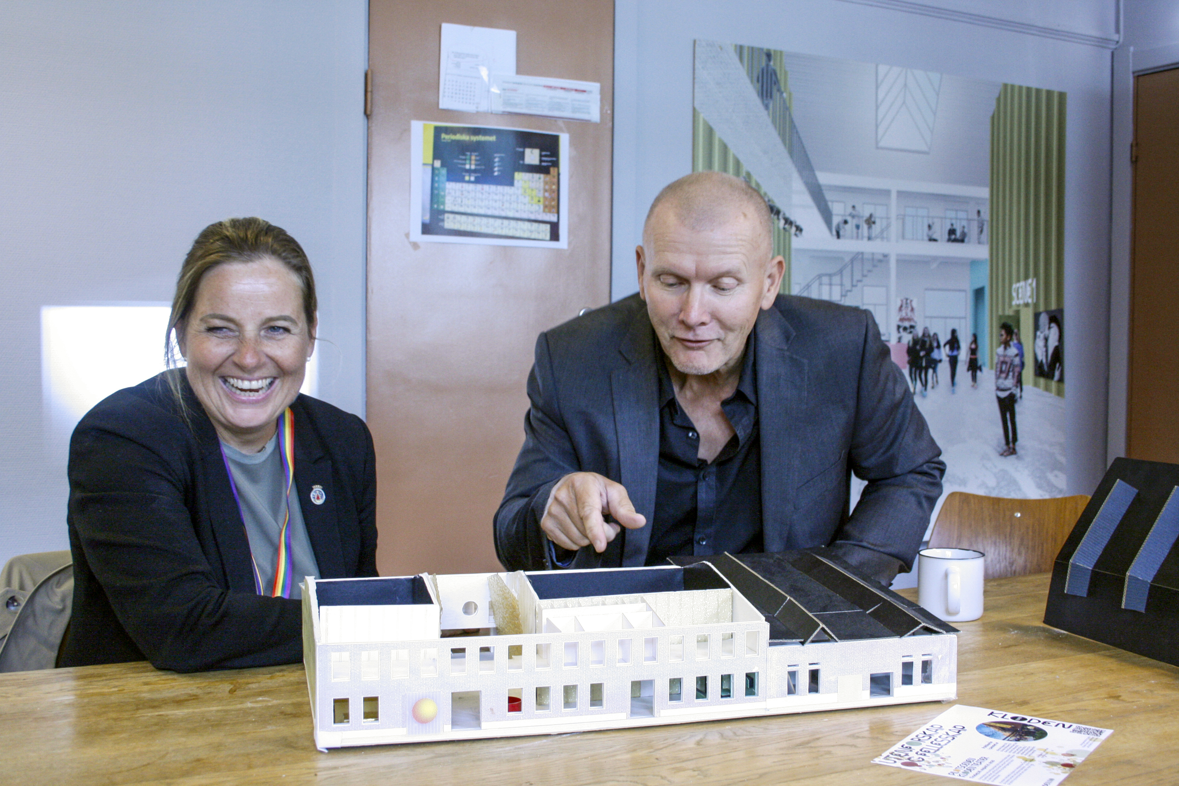 SNART EN REALITET: Om bare noen uker kan trolig den mange år gamle modellen av fremtidige Kloden teater bli en museumsgjenstand. Kulturbyråd Anita Leirvik North (H, t.v.) kunne nemlig glede Ådne Sekkelsten med nyheten om at byrådet fjerner det siste hinderet for å starte byggingen.