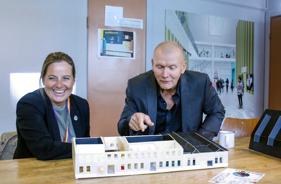 SNART EN REALITET: Om bare noen uker kan trolig den mange år gamle modellen av fremtidige Kloden teater bli en museumsgjenstand. Kulturbyråd Anita Leirvik North (H, t.v.) kunne nemlig glede Ådne Sekkelsten med nyheten om at byrådet fjerner det siste hinderet for å starte byggingen.