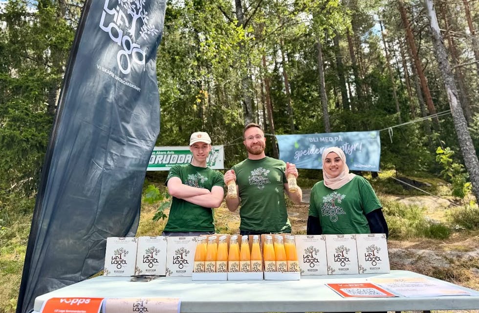 UNGDOMSKRAFT: Líf Laga var på plass med et bord fullt av herlig eplemost, den du vet... som de lager fra epler høstet fra eplehager i Groruddalen. Thomas Aleksander Hagen tok dette bildet av sine kolleger. Tor, Rogia og Christian viser fram et par av flaskene som det ble solgt mange av... og vinneren av dart-konkurransen mottar også en kasse eplemost i premie, denne gang var det Per Øyvind.