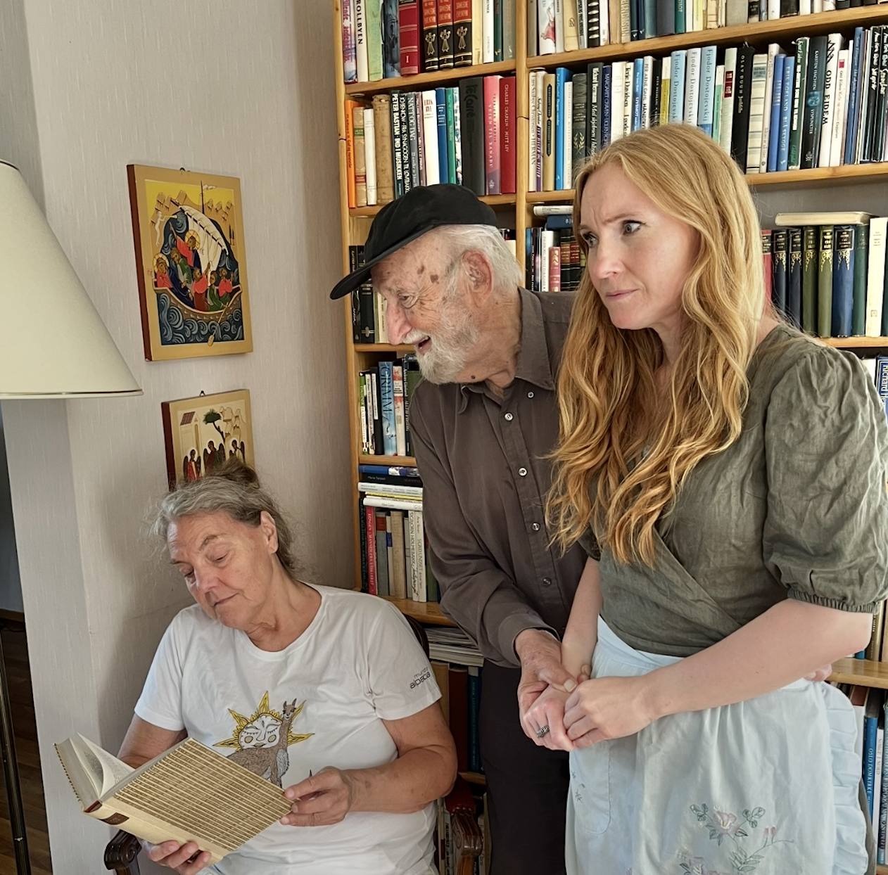 SNART SCENEKLARE: Lillibeth Lunde som fru Alving (f.v.), Frode Birkeland som snekker Engstrand og Ellen Omdal Milsom som Regine er snart klare for å innta Linderud gård med sin fortryllende scenekunst.