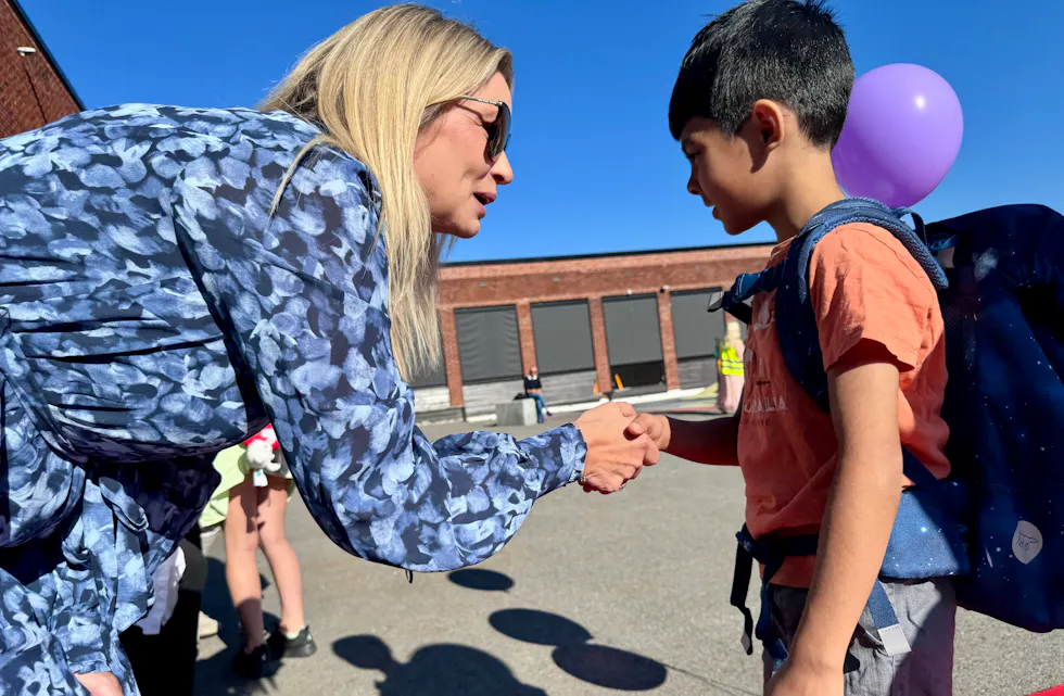 FØRSTE MØTE: Tveitas skolestartere fikk oppleve både rød løper og fast håndtrykk på sin vei inn i klasserommet for første gang.