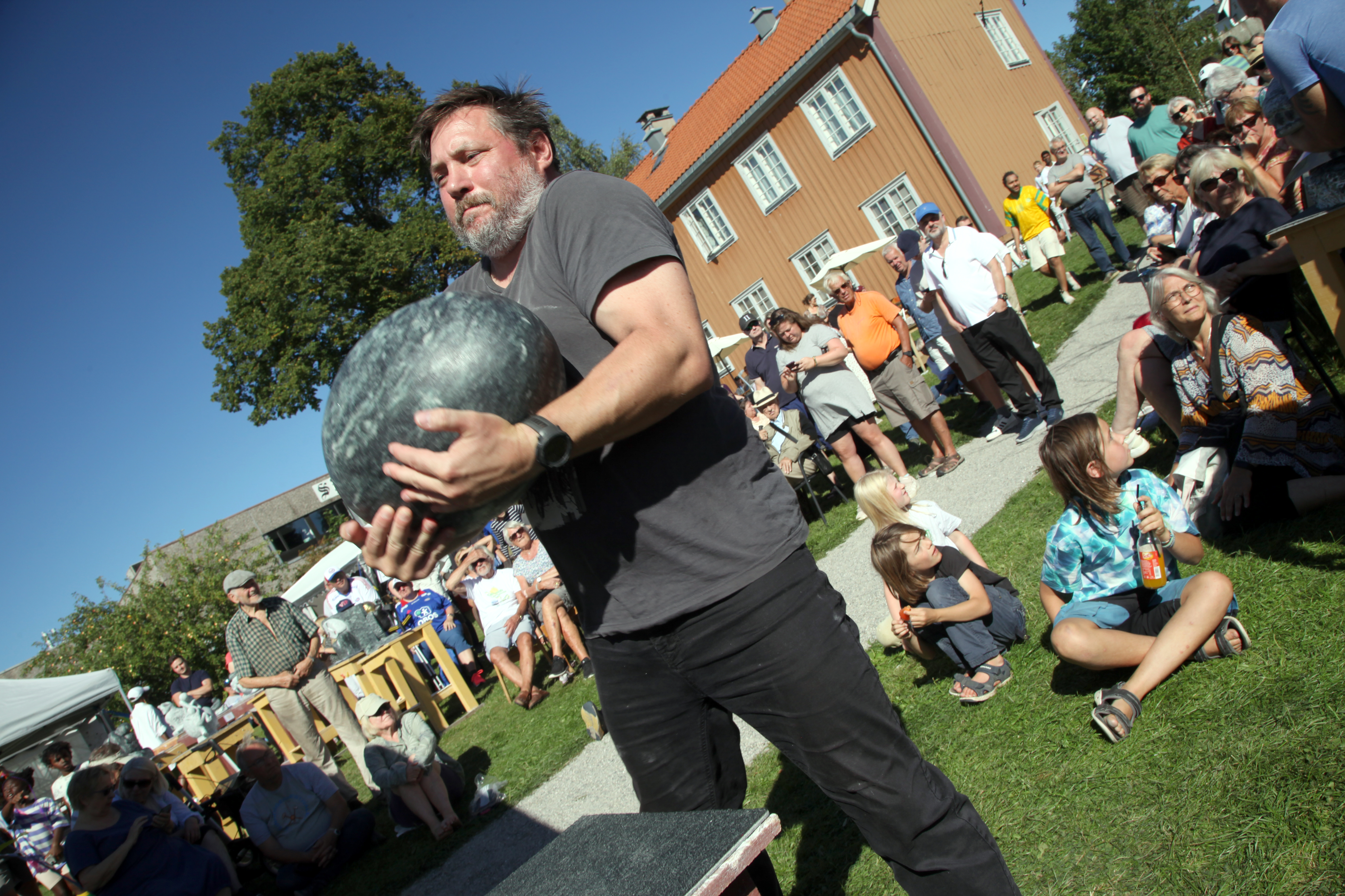 STORT LØFT: Skal du hogge i stein tre dager til ende må du ha sterke armer – og ikke minst når kunstverket skal bæres ut til kjøperens bil. Benjamin Simard-Lachance bar villig vekk etter å ha oppnådd 7000 kroner for egget sitt!