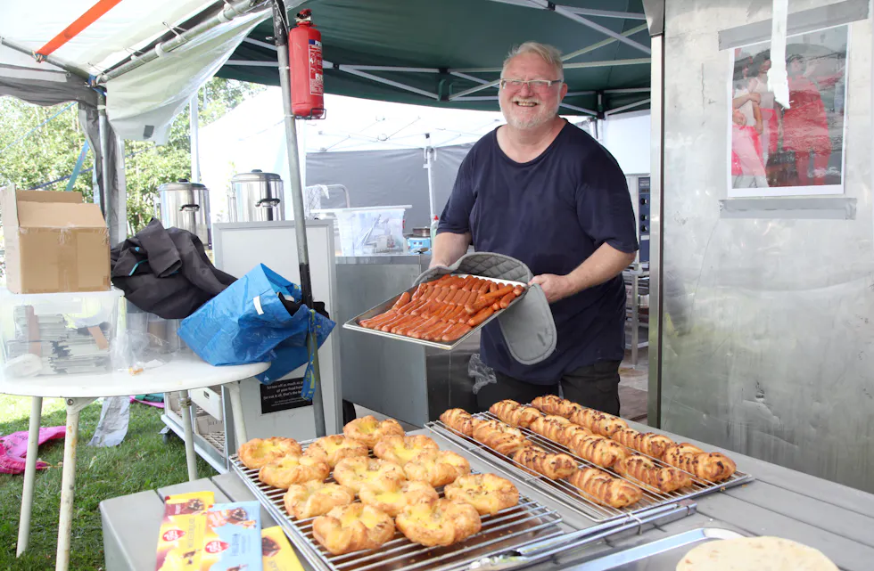 MATGLAD STEINHOGGER: Det er ikke bare steinhogging Chris Fleurie er god på – men også å sørge for mat, spise mat – og ikke minst fore opp alle som på en eller annen måte bidrar til Steinhoggerfestivalen.