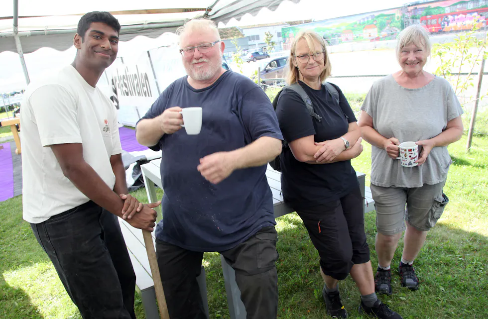 GOD HJELP: Steinhoggerhøvding Chris Fleurie, frivillig Heidi Trøen og festivalsjef Frøydis Arnesen satte stor pris på at prosjektleder i UngDyrk, Sanjay (20), og tolv andre sommerjobbende ungdommer sørger for at alt kommer på plass.