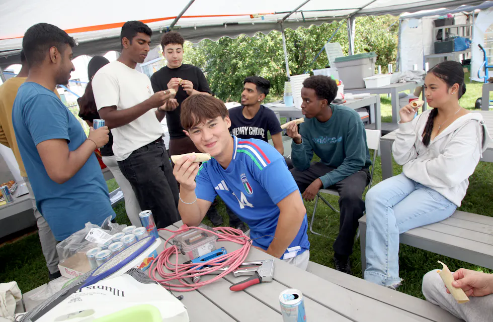 SPISTE MEST: Hans Lorentz Lossius (18) fra UngDyrk lot seg ikke be to ganger da Chris ga klarsignal til pølsespsing uten grenser – her er det syvende pølse i lompe som fortæres.