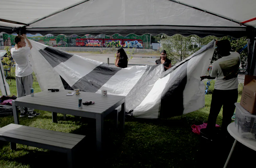 MANGE VEGGER: Det var mange teltvegger som skulle henges på plass – men de sommerjobbende ungdommene fikset det enkelt.