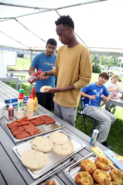 FOR TYNNE: Altfor tynne og skranglete. Disse ungdommene må fetes opp –da gjør de en bedre jobb, mener Chris Fleurie, som kommanderte at alle pølser skulle spises opp!