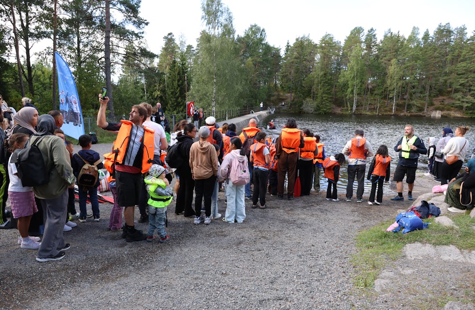 KØ FOR KANO: Interessen for å teste ut kano var svært stor.