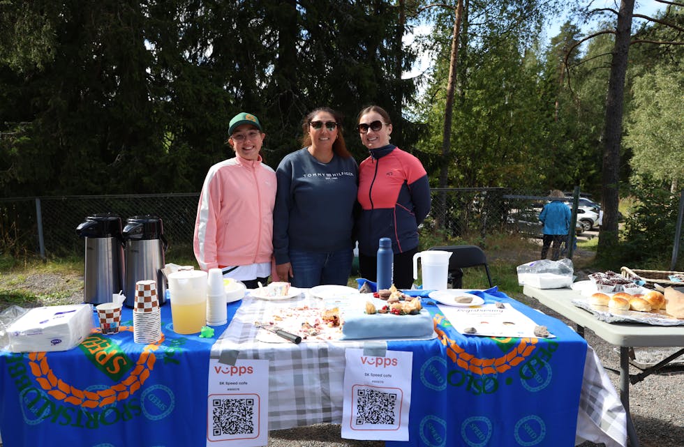 Jasmin, Fatemeh og Renata fra Svømmeklubben Speed var ansvarlige for Speed-kiosken.
